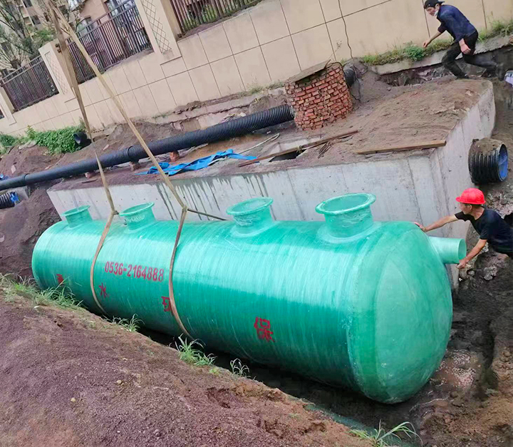 江蘇玻璃鋼化糞池設(shè)備安裝現(xiàn)場